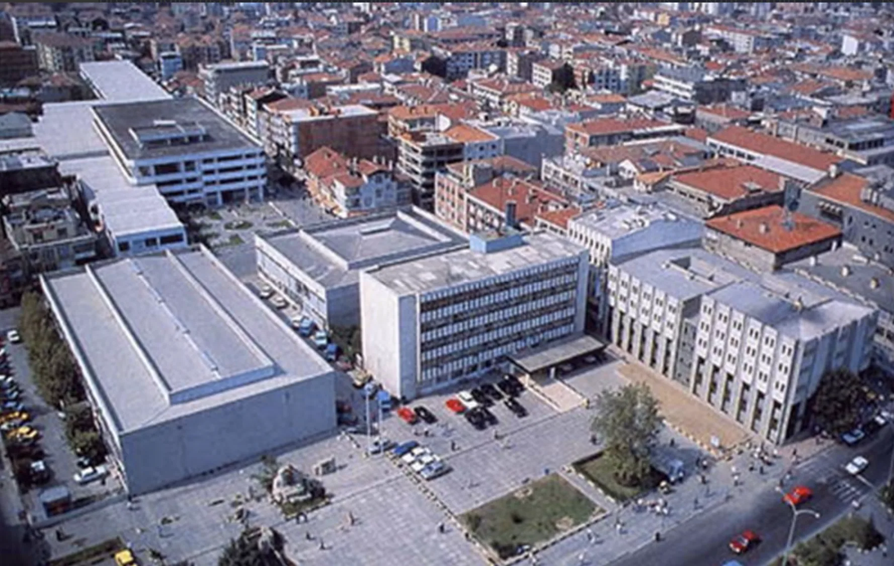 1956'da Bayındırlık Bakanlığı'nın açtığı yarışmayı Enis Kortan, Avyerinos Andonyadis, Nişan Yaubyan ve Harutyun Vapurciyan'dan oluşan ekip kazandı. Sakarya Hükûmet Konağı, 1960’ların başında halkın kullanımına açıldı. 17 Ağustos 1999 tarihinde yaşanan Marmara Depreminde ağır hasara uğradı ve kullanılamaz hale geldiği için yıkıldı.