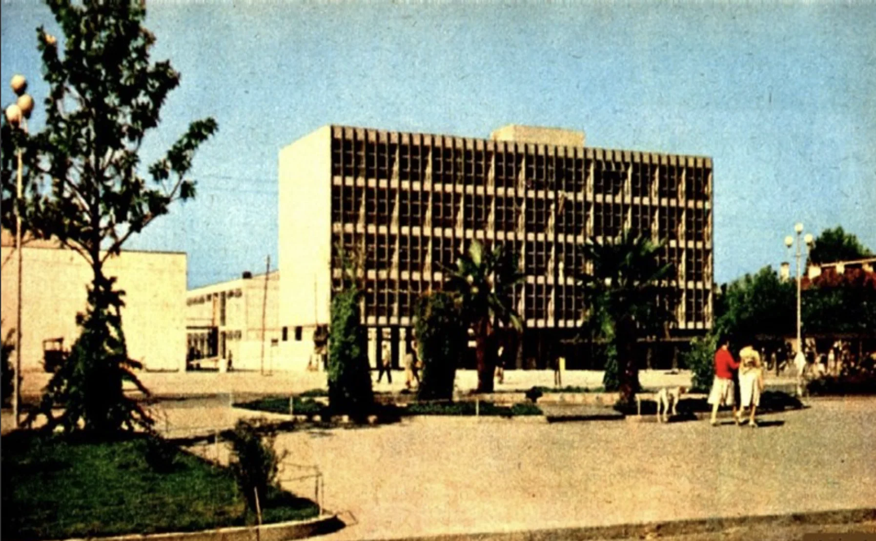 1956'da Bayındırlık Bakanlığı'nın açtığı yarışmayı Enis Kortan, Avyerinos Andonyadis, Nişan Yaubyan ve Harutyun Vapurciyan'dan oluşan ekip kazandı. Sakarya Hükûmet Konağı, 1960’ların başında halkın kullanımına açıldı. 17 Ağustos 1999 tarihinde yaşanan Marmara Depreminde ağır hasara uğradı ve kullanılamaz hale geldiği için yıkıldı.