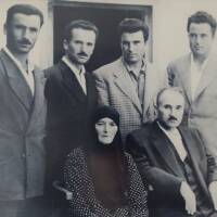 Oturanlar Nuriye ve Apti Tömekçe. Ayaktakiler soldan yaş sırasıyla dört oğulları Hüseyin, Şükrü, Mustafa ve Selahattin- Tömekçe Arşivi